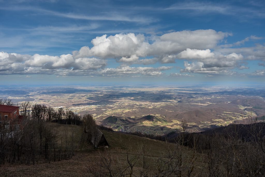 Pogled s Ivanščice na okolne brežuljke pod oblacima
